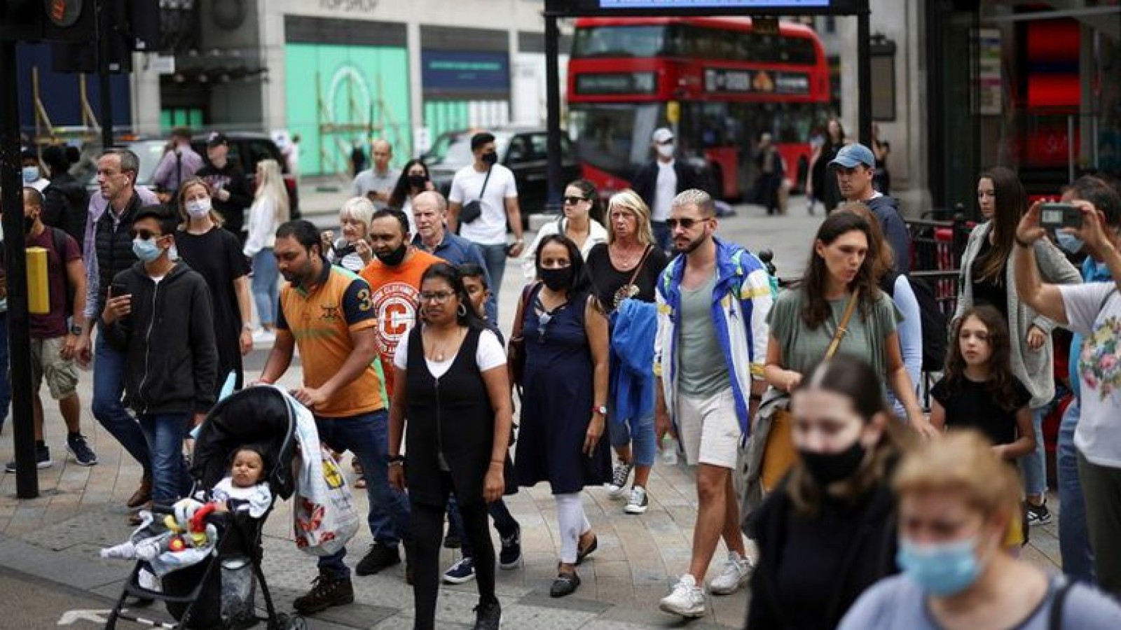 Científicos creen que el mayor ritmo de vacunación en Reino Unido hizo bajar los casos de COVID-19 tras eliminar las restricciones